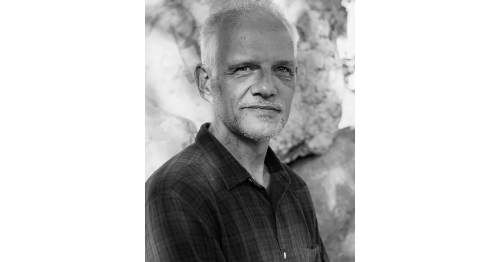Pablo Jensen is director of research at the CNRS, member of the physics laboratory at the École Normale Supérieure de Lyon, member of the board of directors of the association Sciences Citoyennes and organizer of the Journées des Savoirs Engagés et Reliés (JESER)