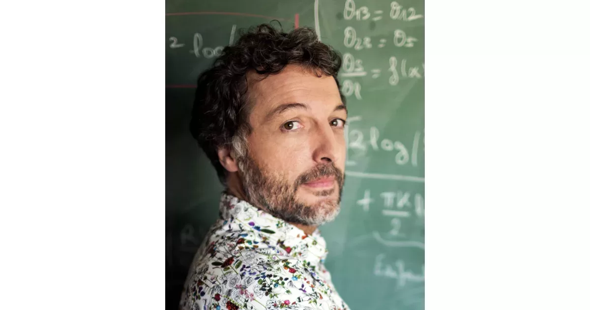 Olivier Dauchot, Research Director at CNRS, heads Gulliver, a joint laboratory of École Supérieure de Physique et de Chimie Industrielles – PSL and CNRS. He also coordinates PSL’s Partage des Savoirs, the outreach program of PSL University, within the broader action of the Communication Department